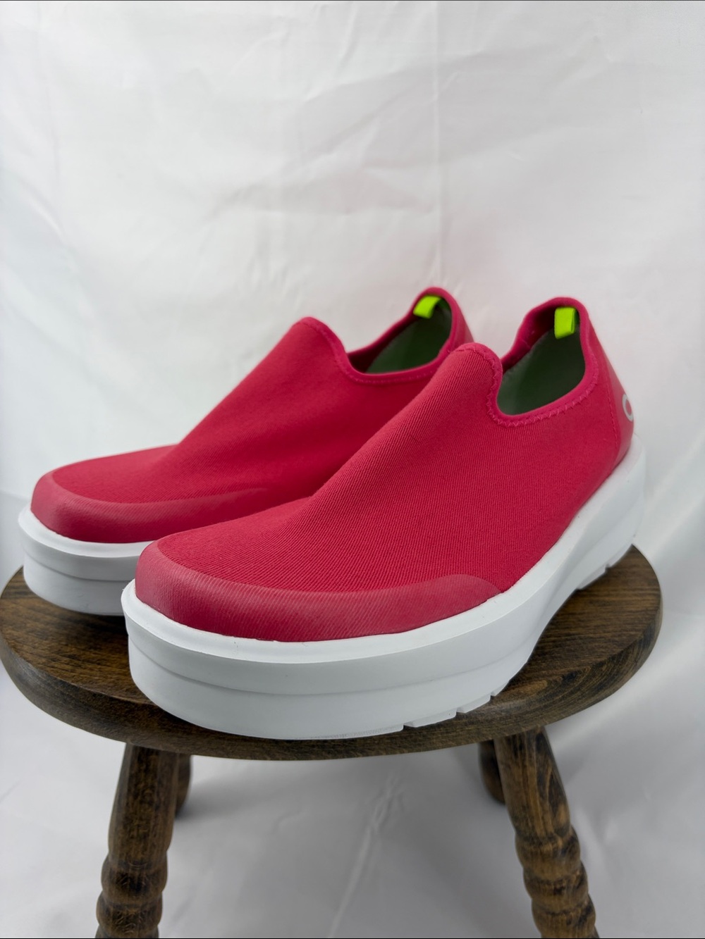 OOFOS Womens OOmega eeZee Low Canvas Recovery Slip-ons in Neon Berry Coral, sz 8